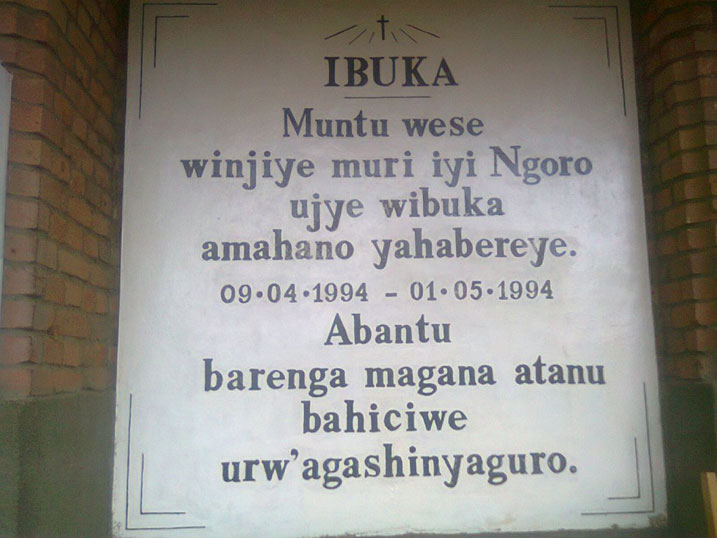 Zimwe mu nyandiko zanditse ku Kiliziya ya Nyundo yiciwemo abantu mu gihe cya Jenoside.