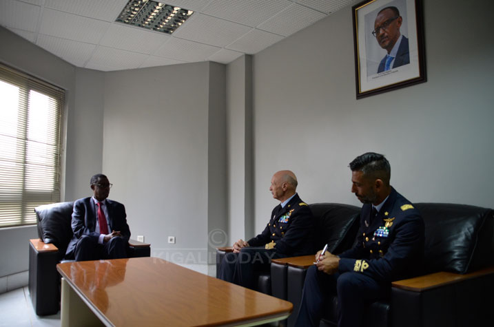 Minsitiri w'Ingabo z'u Rwanda Gen James Kabarebe yakiriye Lt Gen Enzo Vacciarelli