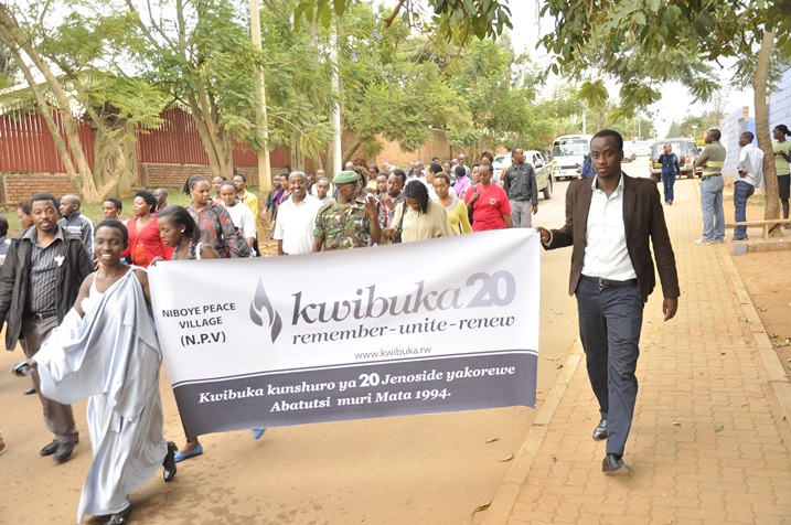 ABakozi ba RMH babanje kwifatanya n'impfubyi bareberera mu rugendo rwo kwibuka Abatutsi bishwe muri Jenoside.
