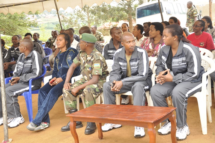 Buri mwaka abayobozi n'abakozi b'ibitaro bya Gisirikare bya Kanombe basura izi mpfubyi bakumva ibibazo zihura nabyo.