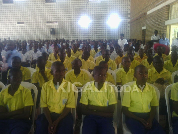 Abambaye imyenda y'umuhondo ni abana batumva ntibavuge biga i Ngoma mu Karere ka Huye. Bifuza ko ururimi rwabo rwakwigishwa no mu yandi mashuri.