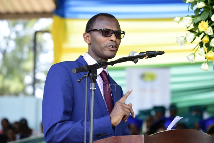 Minisitiri w'Uburezi yasabye abakobwa kwigirira icyizere.