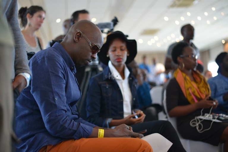 Ari abakora mu itangazamakuru n'abatarikoramo bari baje kwirebera umuhanzi w'Ikirangirire ukomoka mu Rwanda.