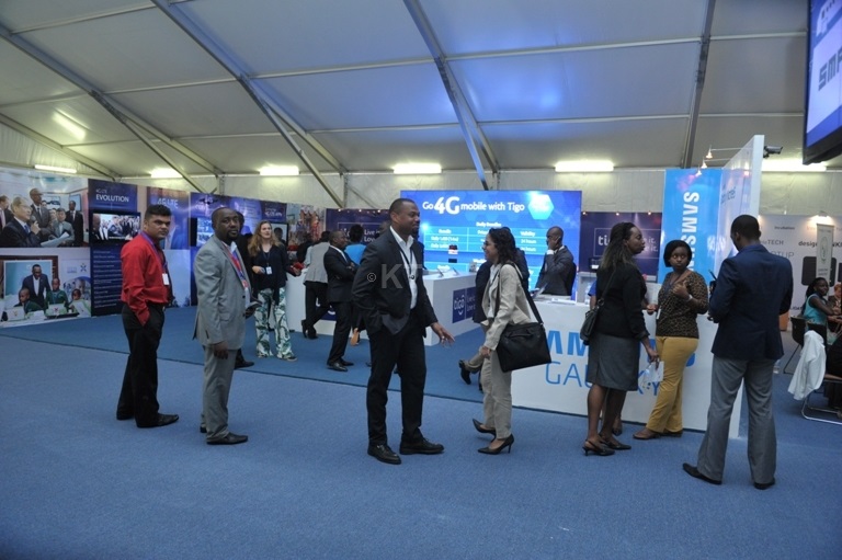 Abantu barebaga ibikorwa bitandukanye bikorerwa mu Rwanda ari nako bamenyana.