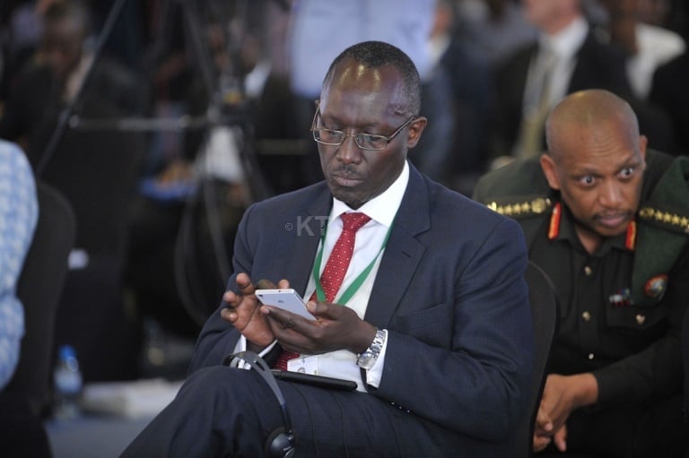 Abayobozi batandukanye banyuzagamo bakanareba kuri telefoni zabo kubera internet yihuta yari ihari.
