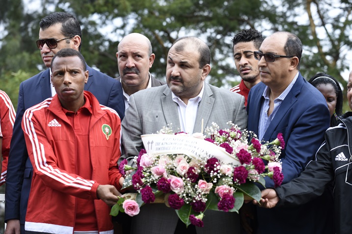 Abakinnyi n'abayobozi b'Ikipe ya Maroc bababajwe n'ibyo babonye ku rwibutso.