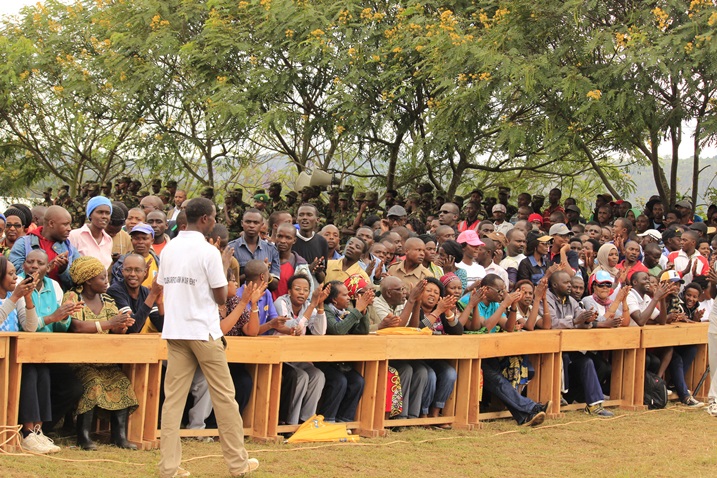 Abaturage bitabiriye ibiganiro byakurikiye umuganda ari benshi, bashaka kumva impanuro umuru w'igihugu abahishiye.