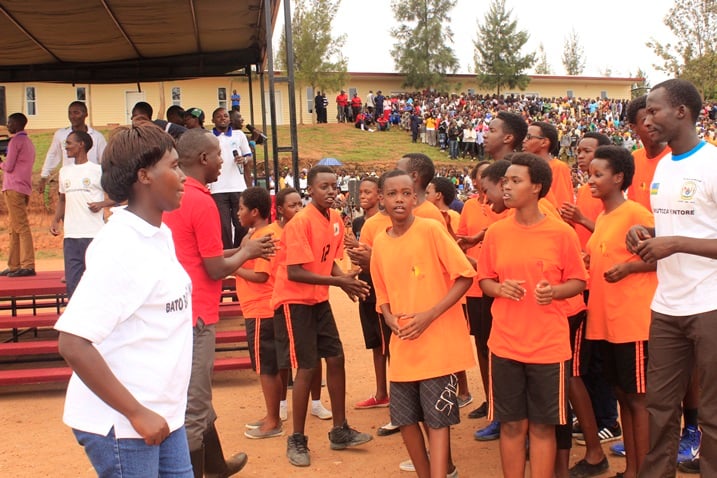 Abana biga muri iri shuri bari bishimye bacinya akadiho nyuma yo kumva ubutumwa Perezida Kagame yabageneye.