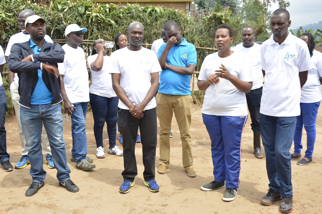 Abakozi ba RRA bari bagiye gushyikiriza ayo matara abaturage