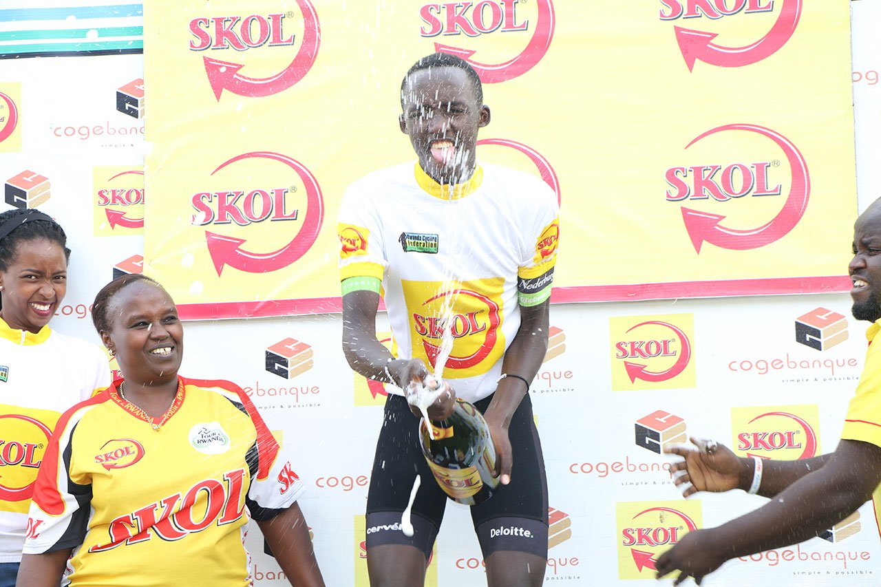 Mugisha Samuel nyuma yo kwegukana isiganwa, yaje kuzimanirwa na Skol