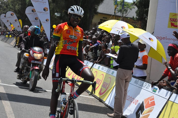 Hadi Janvier aha yari amaze kwanikira abandi mu isiganwa Race for culture (Nyungwe-Nyanza)