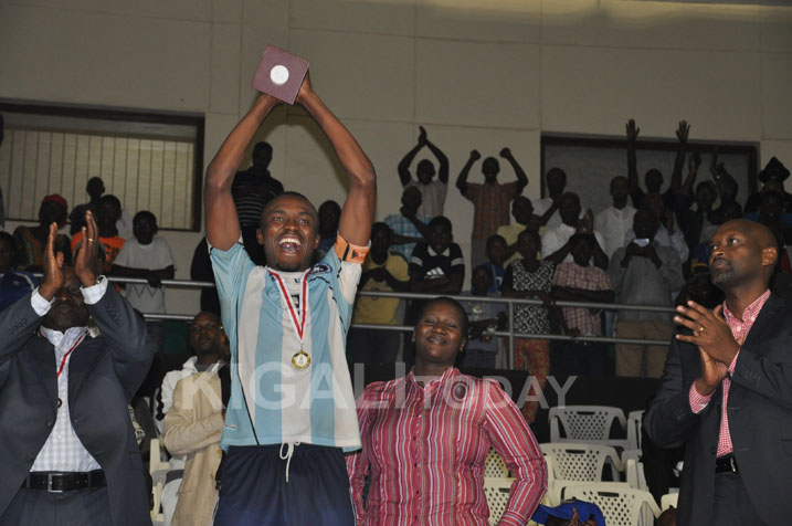 Tuyisenge Jacques amanika igikombe cye cya mbere mu ikipe ya Police Fc ari nacyo cya mbere kuri Police Fc