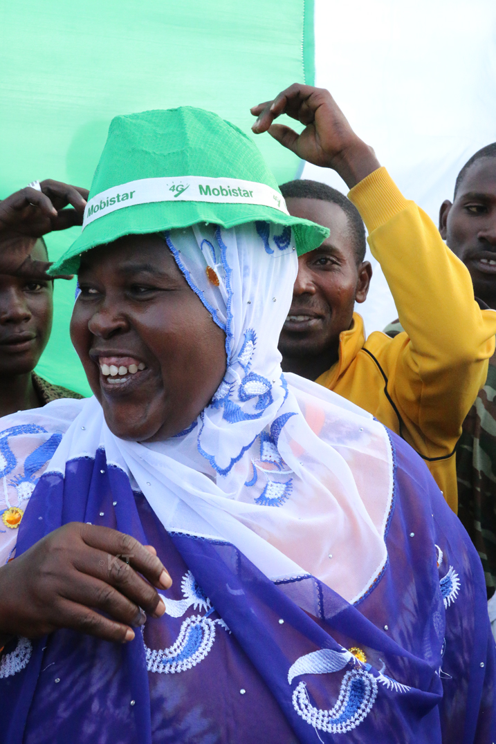 Umubyeyi wa Ombolenga Fitina abafana baje kumwambika ingofero ya Kiyovu Sports bamushimira ko umuhungu we abahaye intsinzi