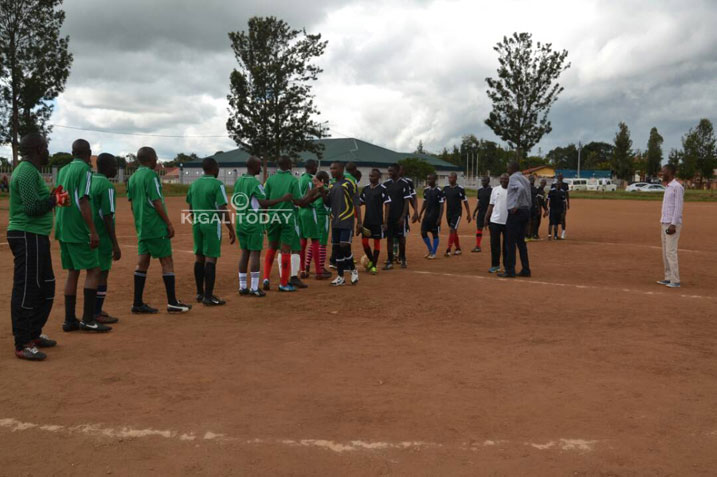 Abakinnyi bose basuhuzanya mbere y'umukino 