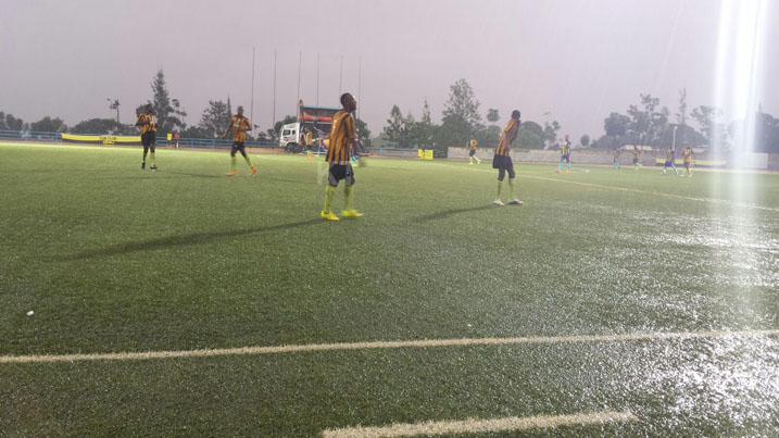 Mu mvura nyinshi,ariko ntibyabujije umukino kuba