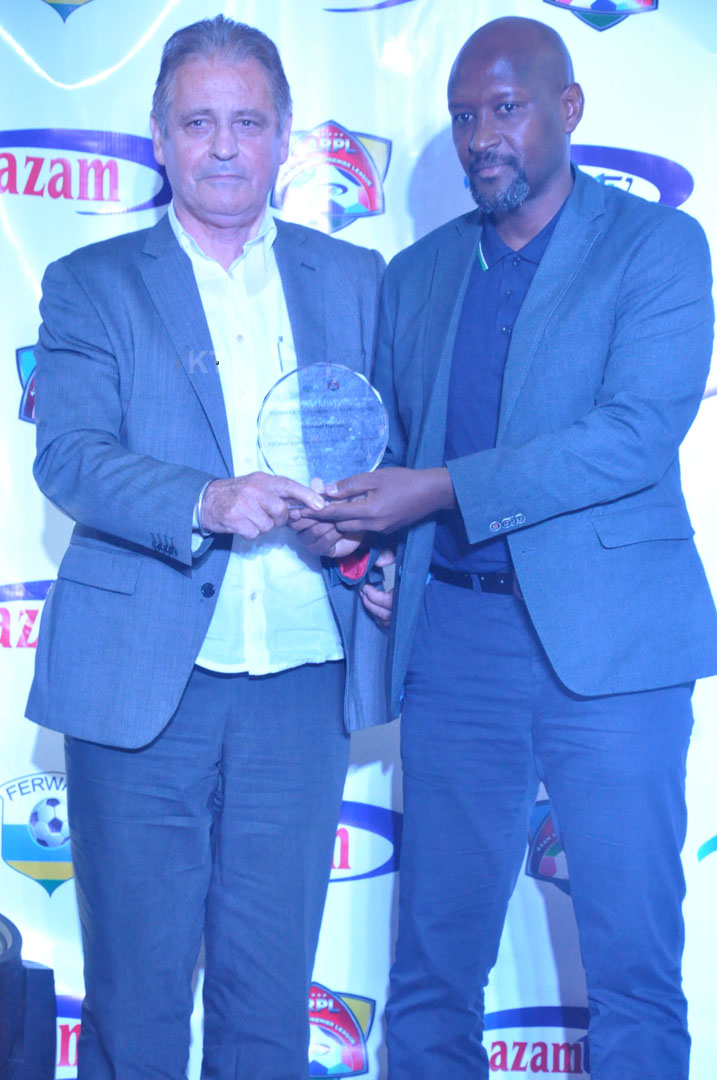 Mike uzwi nka La Galette wahawe igihembo nk'umukunzi w'umupira w'amaguru