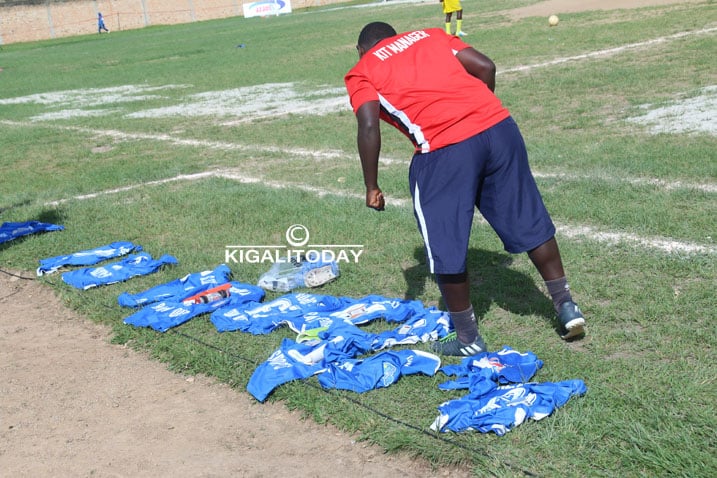 ushinzwe imyenda n'ibindi bikoresho uzwi ku izina rya Kanyamayayi areba imyenda ...