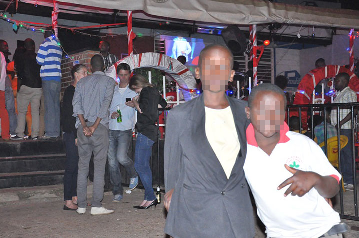 Aba bana bari babujijwe kwinjira mu kabari Kwa Venant kubera imyaka y'ubukure batujuje.