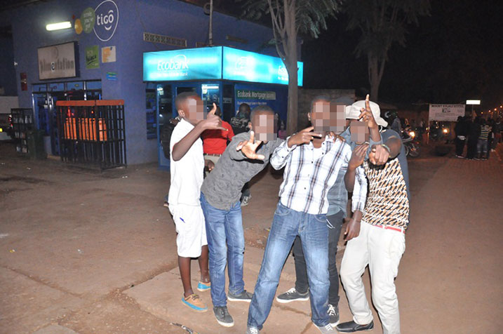 Aba nabo bakumiriwe mu kabari kubera ko ari abana no kuba nta byangombwa bafite baza kwirebera uko abandi bari kwizihiza ubunani mu muhanda.