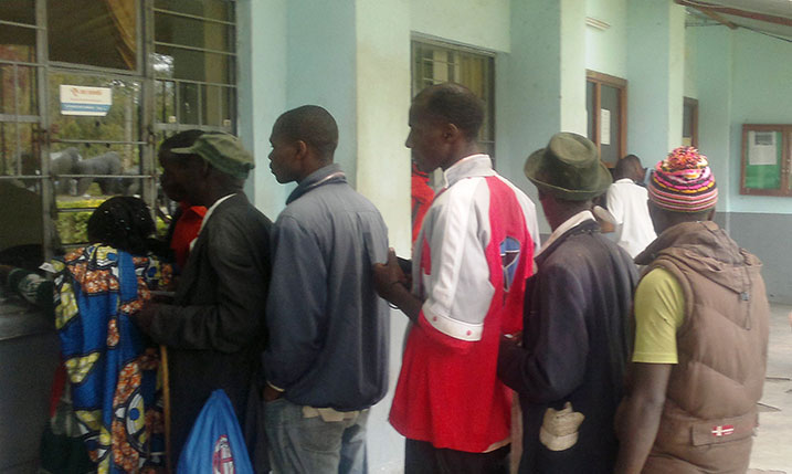 Aba bari ku Mupaka wa Cyanika berekana indangamuntu ngo bajye muri Uganda.