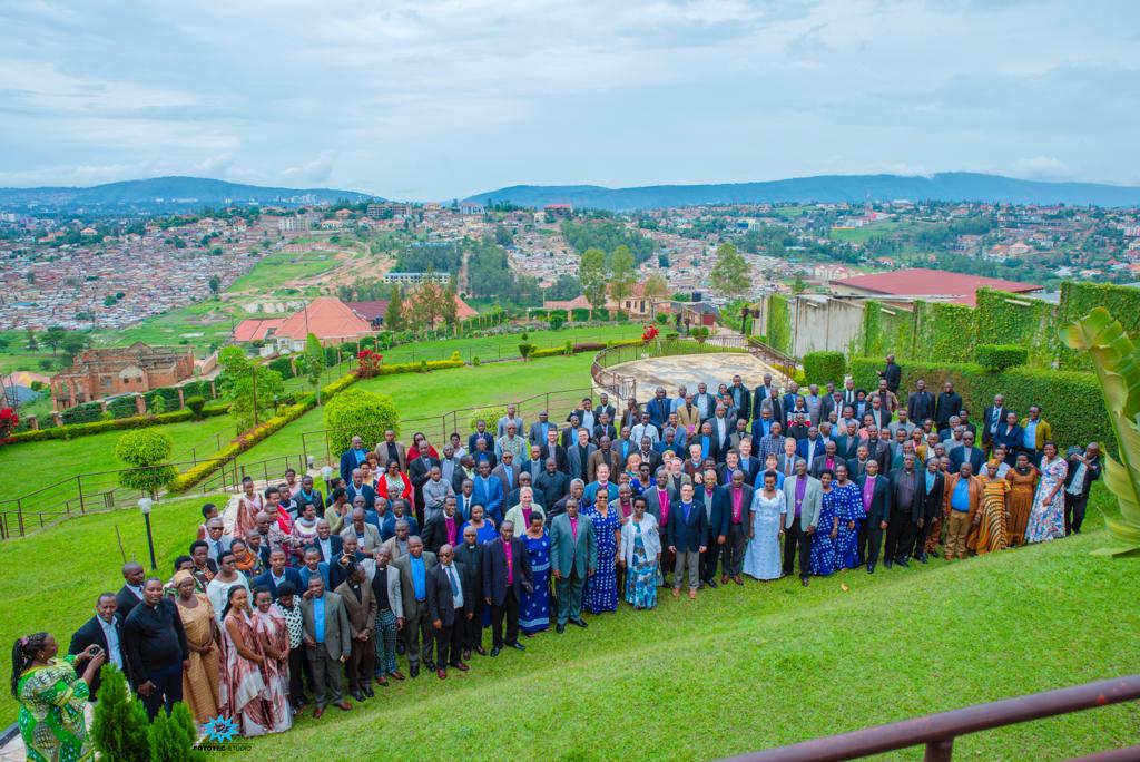 Aba Anglican bo mu Rwanda n'abashyitsi babo mu ifoto y'urwibutso