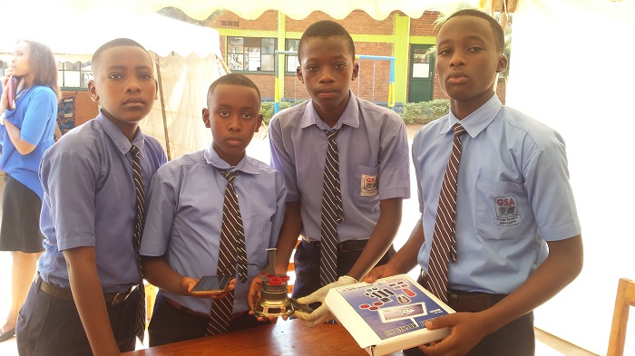 Aba bana bavumbuye umuyoboro wa interineti (WIFI), bakoresheje sumaku n'inzembe