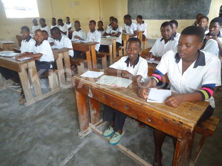 Aba banyeshuri ngo umunuko ubasanga mu ishuri ntibige neza.