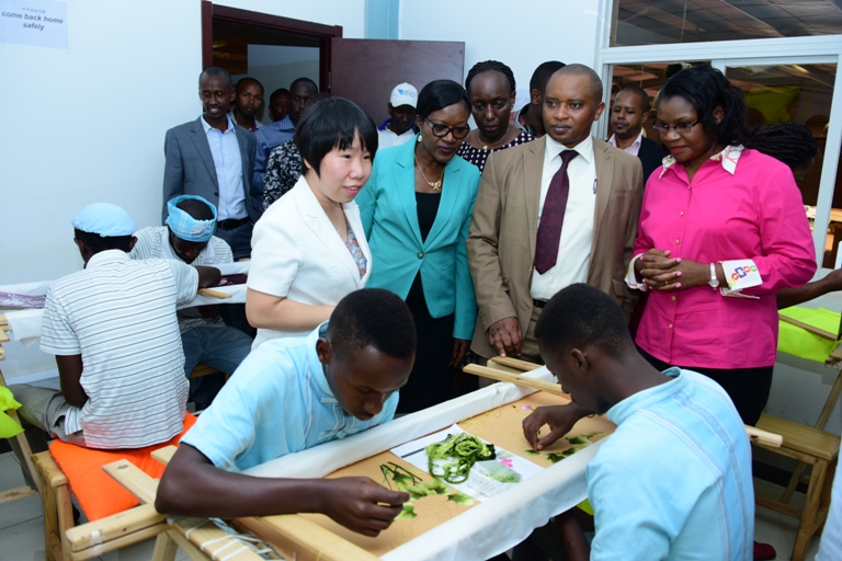 Mu ruganda rwa C&H aba basore barakora imitako ikoreshwa ku myenda imwe n'imwe