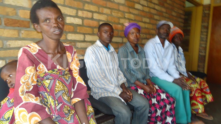 Aba baturage bari ku biro by'Akarere ka Nyanza ku wa 10 Kanama 2015 bategereje kwakirwa.