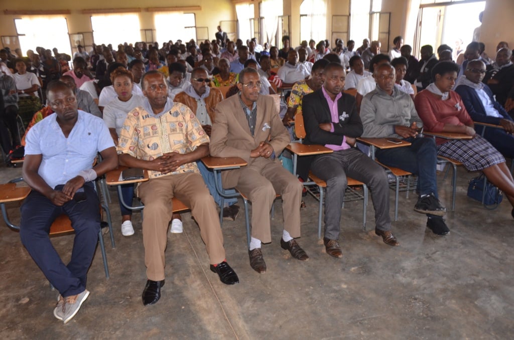Aba ni abakozi b'ibitaro bya kibogora mu muhango wo kwibuka abari abakozi babyo, abarwaza n'abarwayi babiguyemo