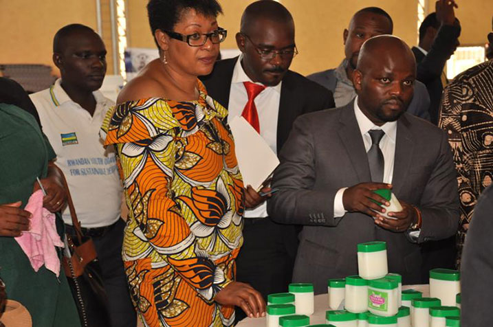 Urubyiruko rwanamuritse bimwe mu bikorwa byarwo. Aba bashinze uruganda ruto rukora amavuta yo kwisiga.