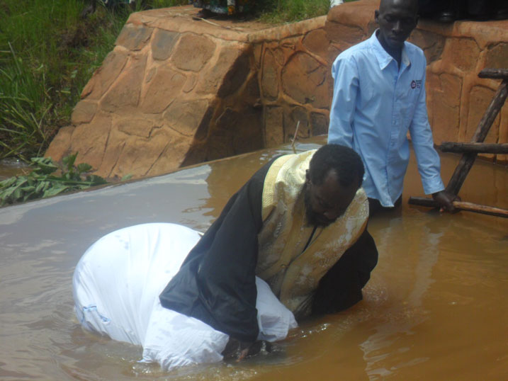 Ababatizwa bibizwa mu mazi ishuro eshatu.