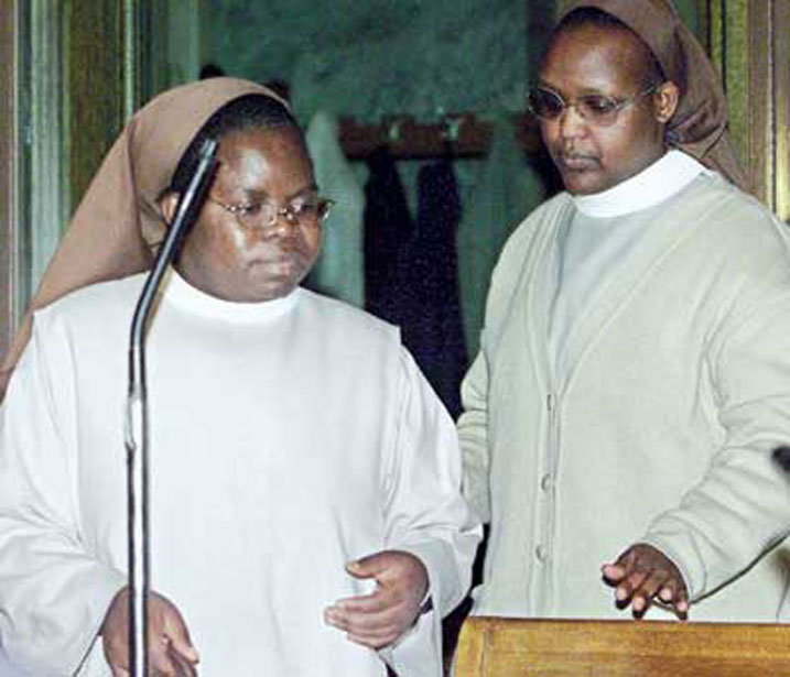 Ababikira Mariya Kilisto Mukabutera(w'imbere) na Gertrude Mukangango (inyuma)