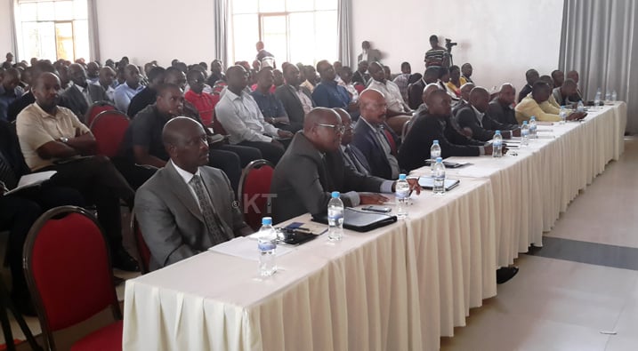 Ministiri(uwa kabiri uvuye ibumoso), abanyamabanga ba Leta muri MININFRA hamwe n