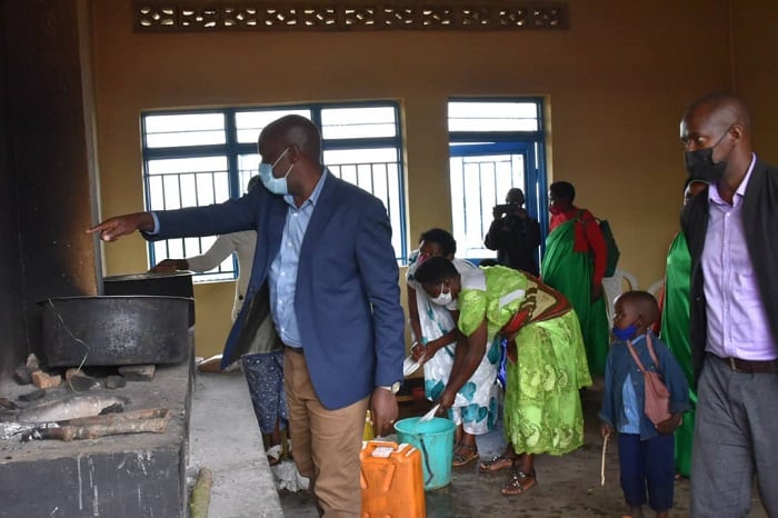 Ababyeyi bazanye ibiryo byo guteka banigishwa uko bategura indyo yuzuye