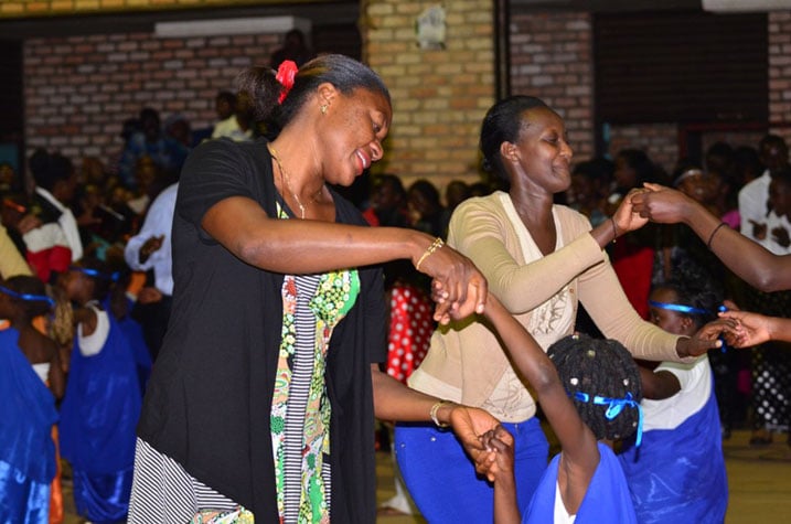Ababyeyi banejejwe cyane n'igitaramo abana baberetse banabafasha kwizihirwa.