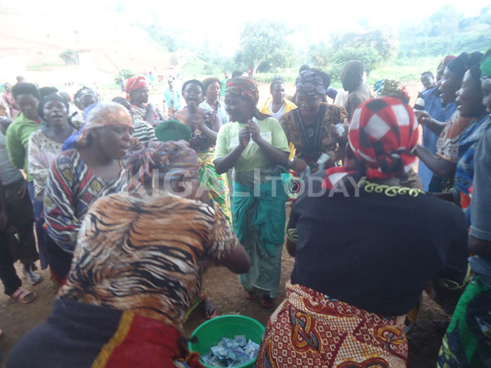 Ababyeyi bishimira ko mugenzi wabo yibarutse.