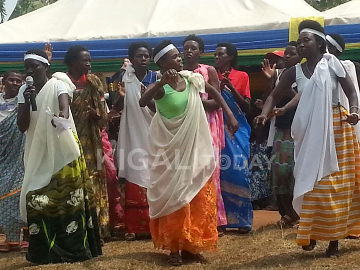 Aba babyeyi ngo barashaka kuzabyinira Perezida Kagame yabasuye iwabo Mugesera bakamwereka uko bamwishimiye.