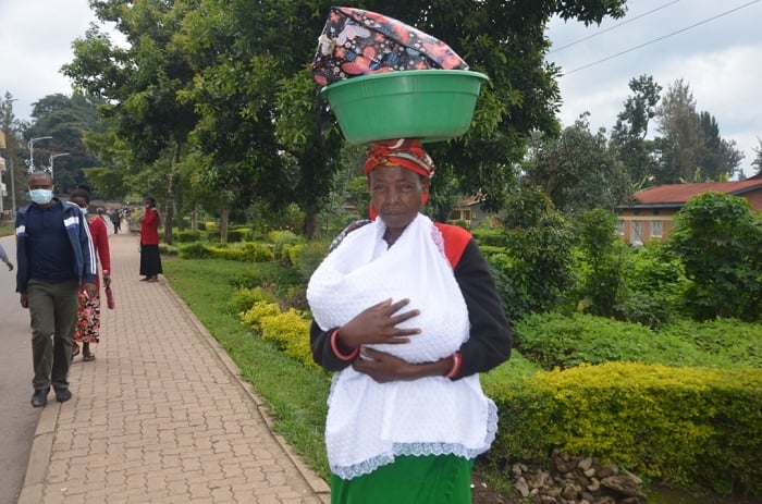 Bavuga ko babura imyambaro yo kwambika abana