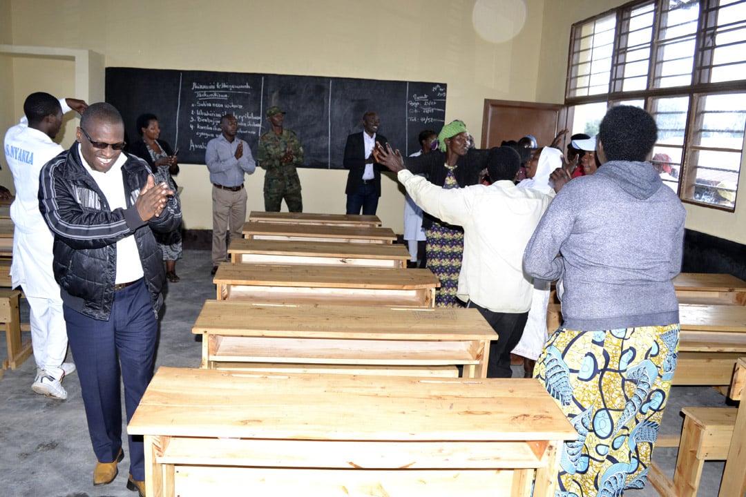Ababyeyi n'abayobozi bishimira ibyumba buku