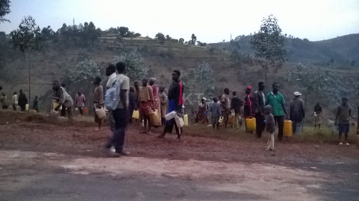 Ababyeyi, urubyiruko n'abana bakwiye kuba bari mu ishuri buri wese n'akajerikani biriwe baretse imirimo birirwa bategereje kuvoma mazutu.