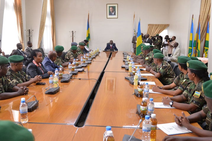 Minisitiri w'intebe Anastase Murekezi ageza ijambo ku bakozi bo mu nkiko za gisirikare barahiye. 