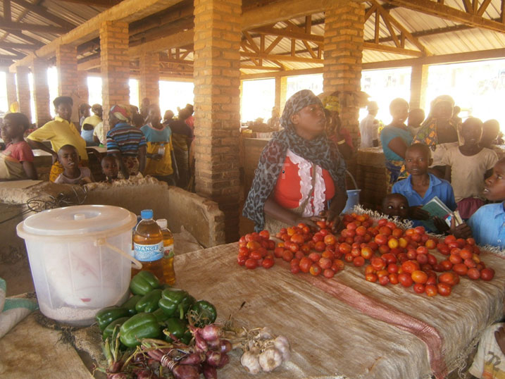 Abacuririza mu isoko bavuga ko babangamirwa n