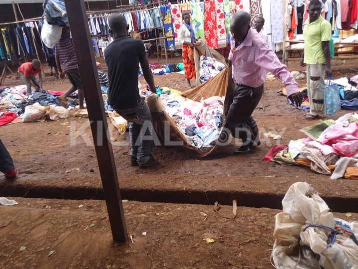 Abacururiza hasi iyo imvura iguye baba barwana no kwanura ibyo bacuruza.