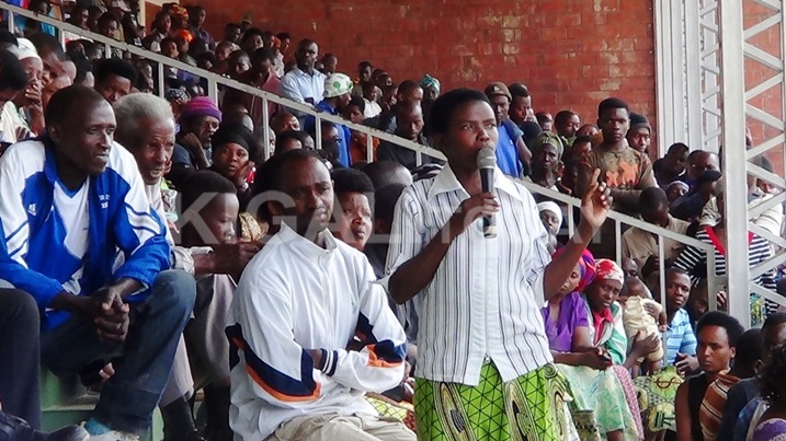 Abacururiza mu kajagari basaba ko inkunga bemerewe n'Akarere bayibona bagatangira gukorera mu matsinda.