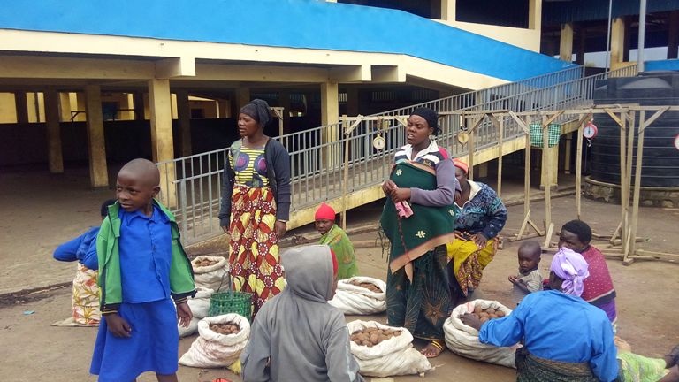 Abacururiza mu isoko rya Nyagahinga bavuga ko bamaze imyaka itatu babwirwa ko bagiye kubona amashyanyarazi ariko amaso akaba yaraheze mu kirere
