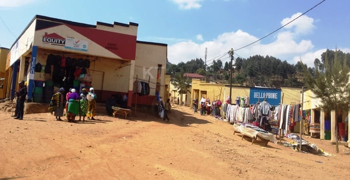 Abacururiza muri iyi santere ngo nta bwiherero bagira, bigatuma yaba bo ubwabo n
