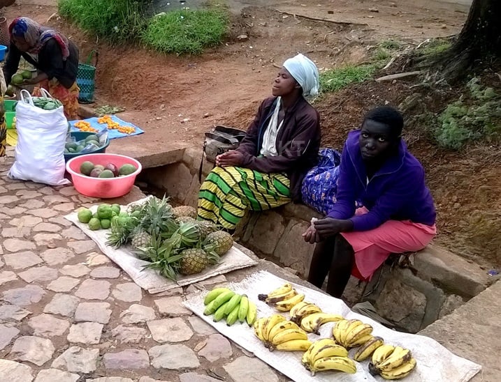 Abacururizaga ku muhanda batewe inkunga yo kujya mu masoko.