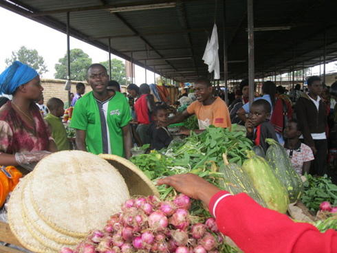 Abacuruzi bo mu isoko rya Muhanga barasaba gukemurirwa ibibazo.