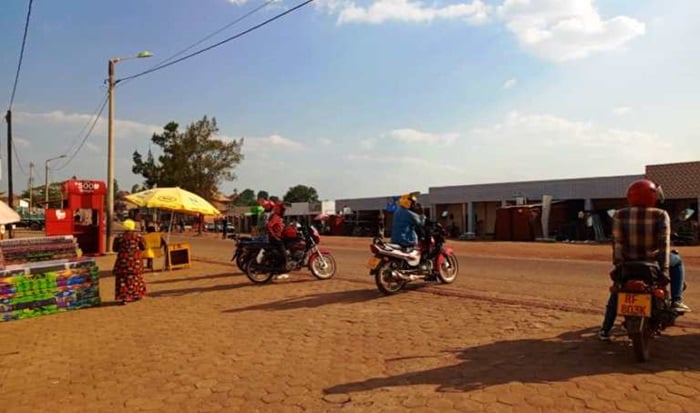 Abacuruzi batoya bakorera mu isantere ya Rango bavuga ko ipatante y'ibihumbi 60 ku mwaka ari menshi cyane kuri bo